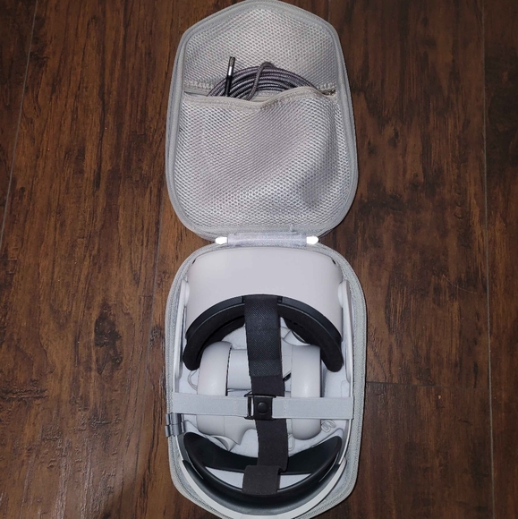 Meta Quest 2 - Picture 2 of 6